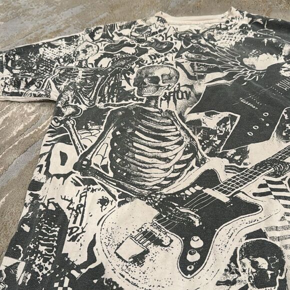 Grey Star Skull playing guitar all over print tee shirt size M in GUC - Picture 2 of 7